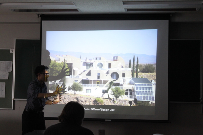 photo: アメリカの「実験都市アルコサンティー」からマテオさんとスコットさんが講師として来校。建築設計学科学生にこれからの建築を講義。