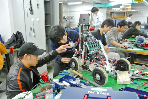 photo: ロボット機械コース作業風景とロボコンへの参加記録